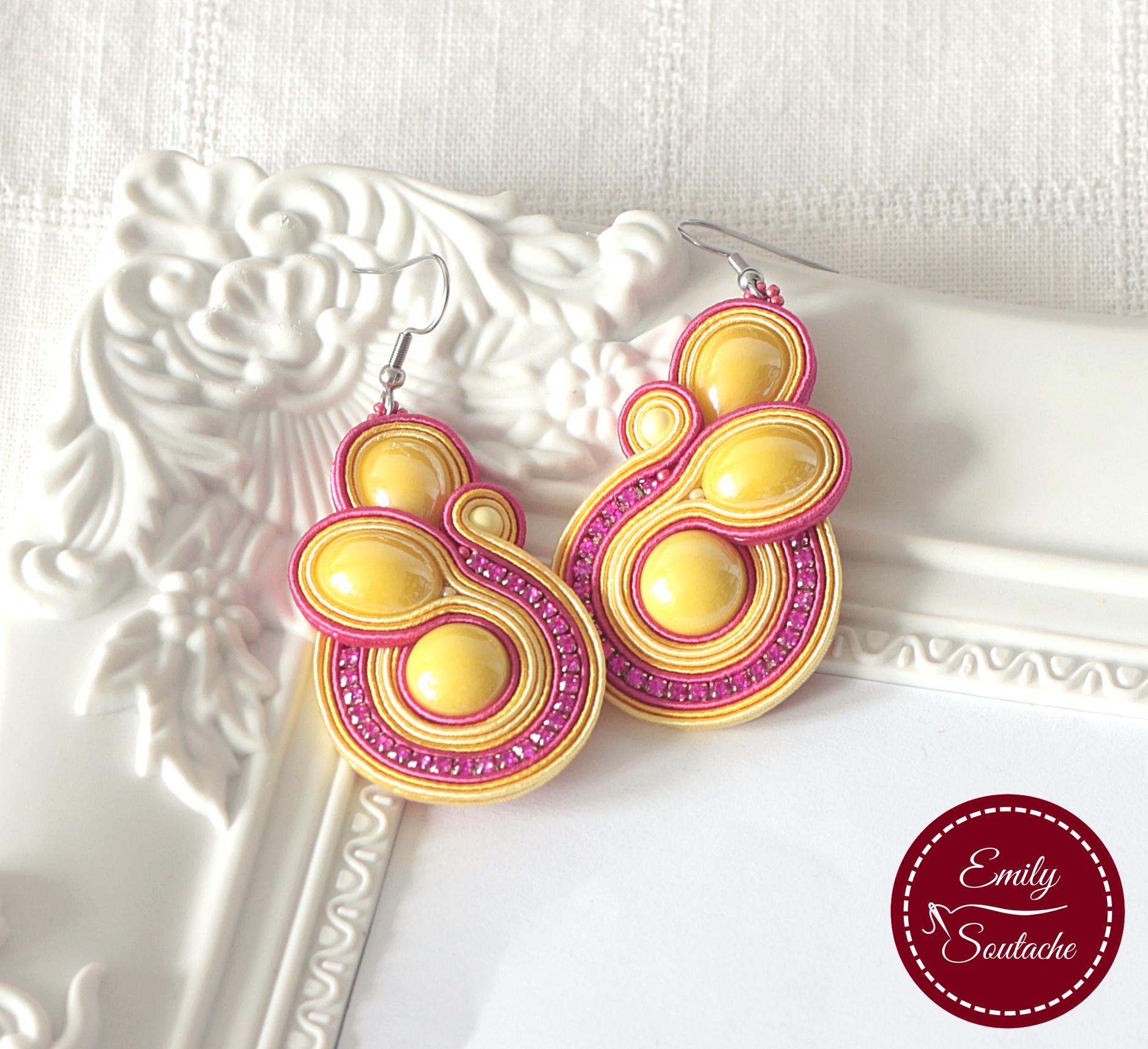 Elegáns sujtás fülbevaló porcelánnal sárga és pink színekben