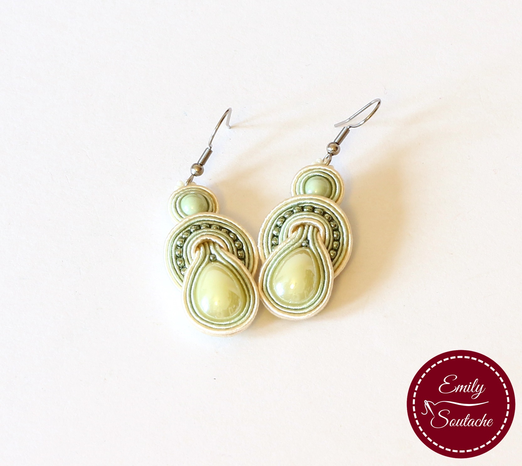 almazöld lógós porcelán fülbevaló