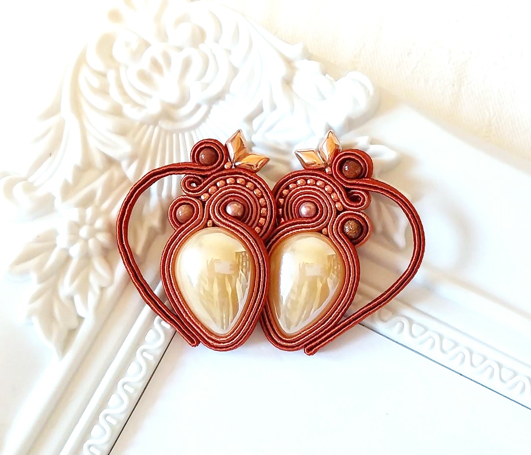 karamell és rozsdabarna színű szív alakú sujtás fülbevaló