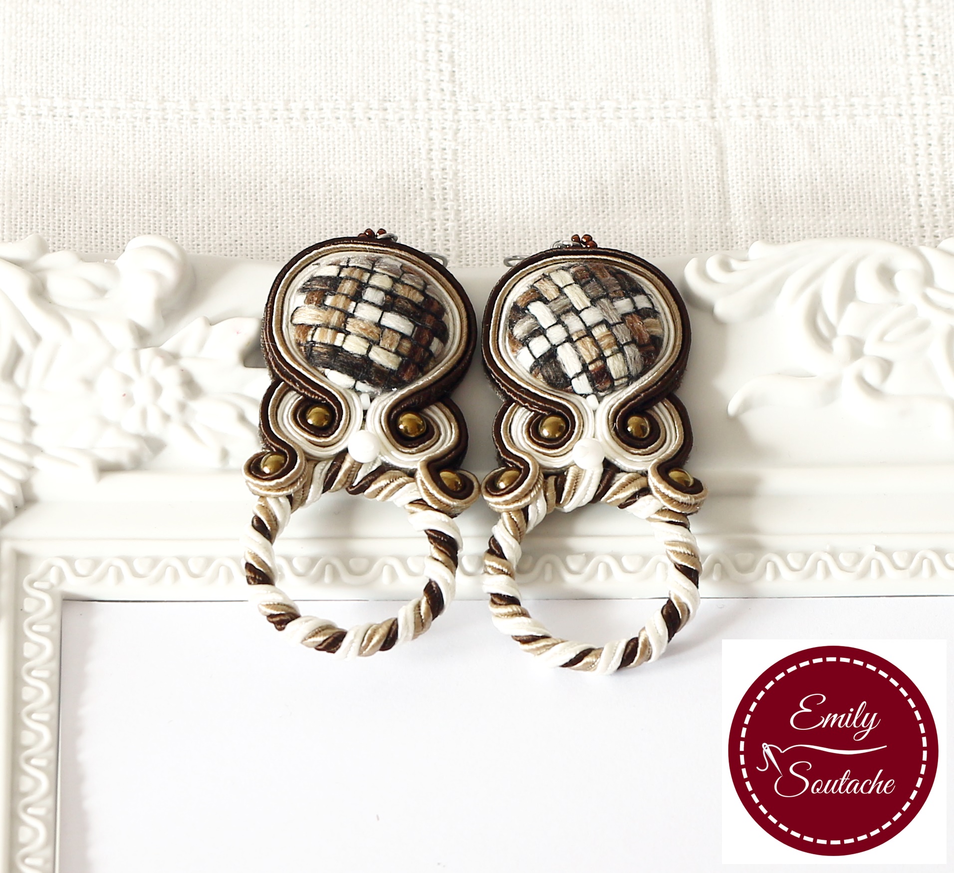 barna sujtás fülbevaló mozaikos textilgombbal