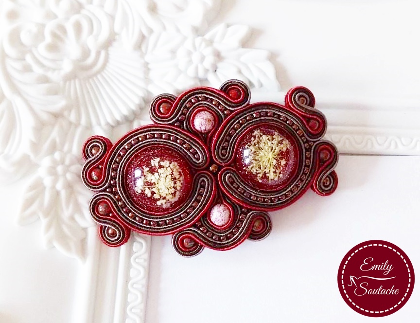 különleges hajdísz szárított virággal, bordó és barna színekben